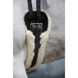 42403 Kentucky Horsewear kort sadelgjord fårskinn detalj